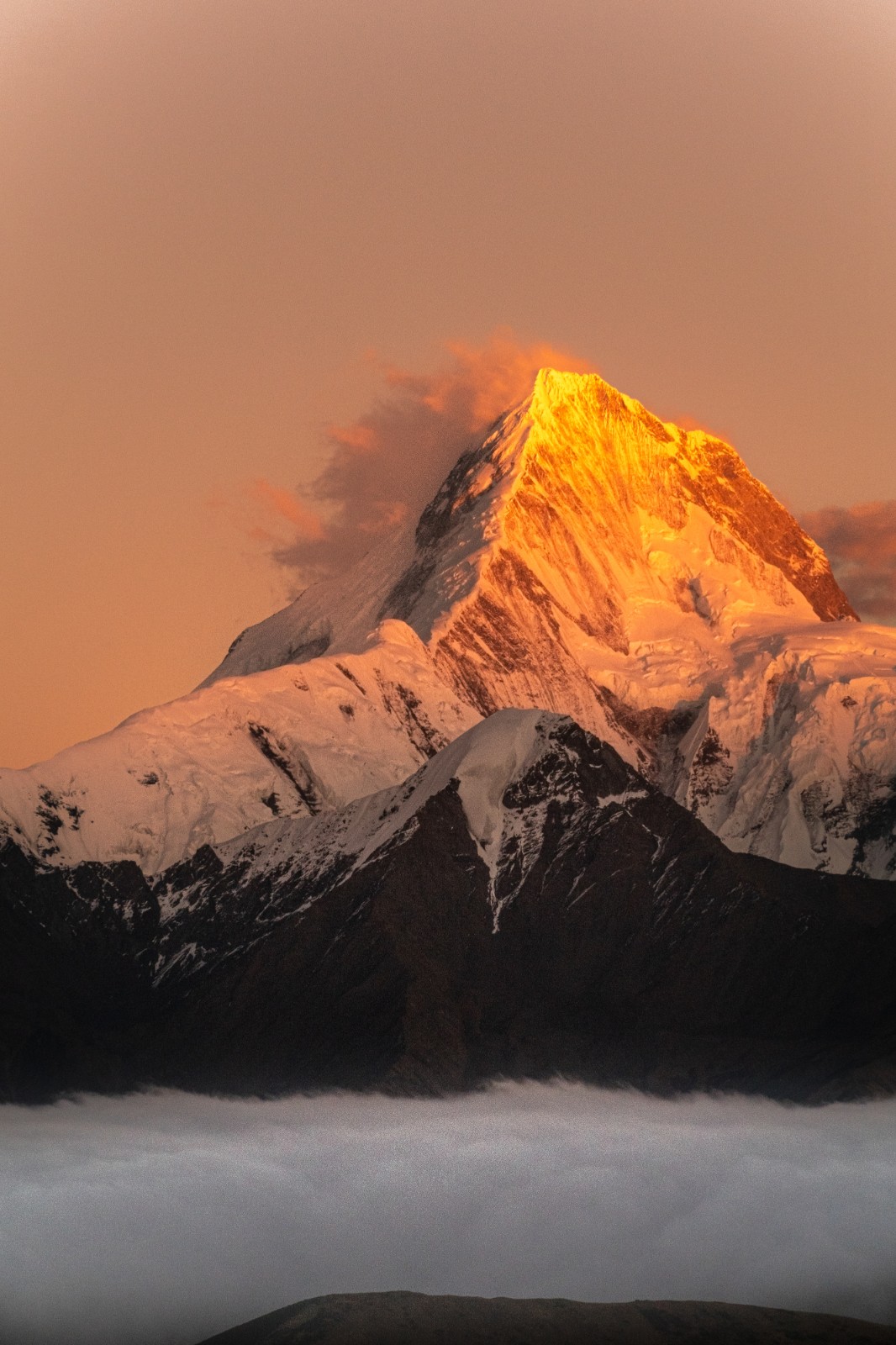 风光类：《贡嘎日落金山》+达明伟.jpg
