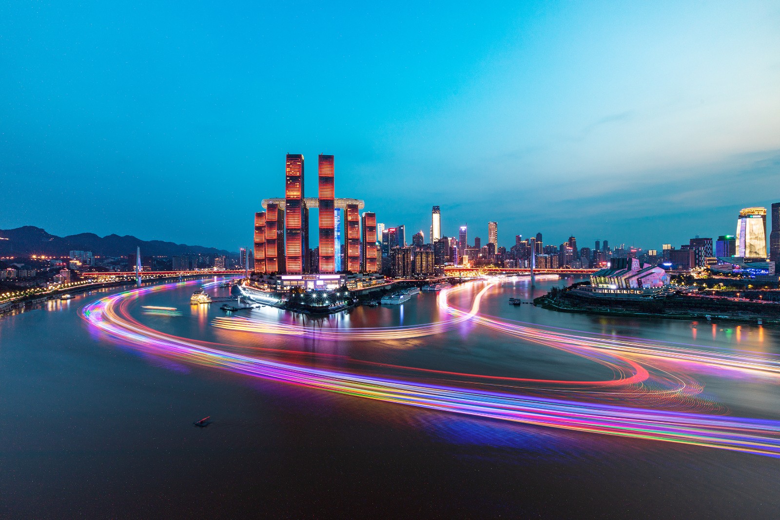 风光类：《重庆朝天门码头夜景船轨》.jpg