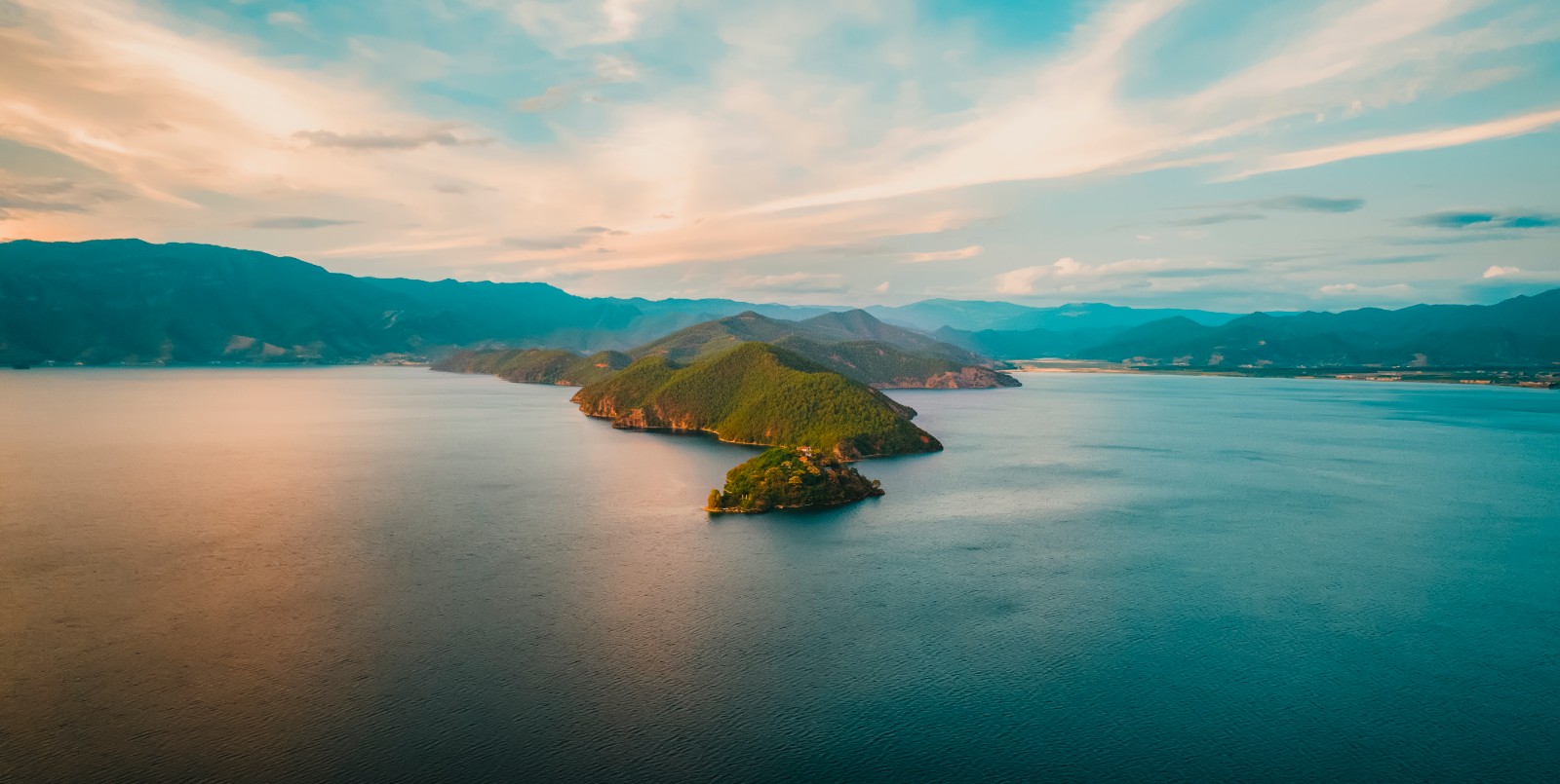 《夕照泸沽湖》汪洋 特等奖.jpg