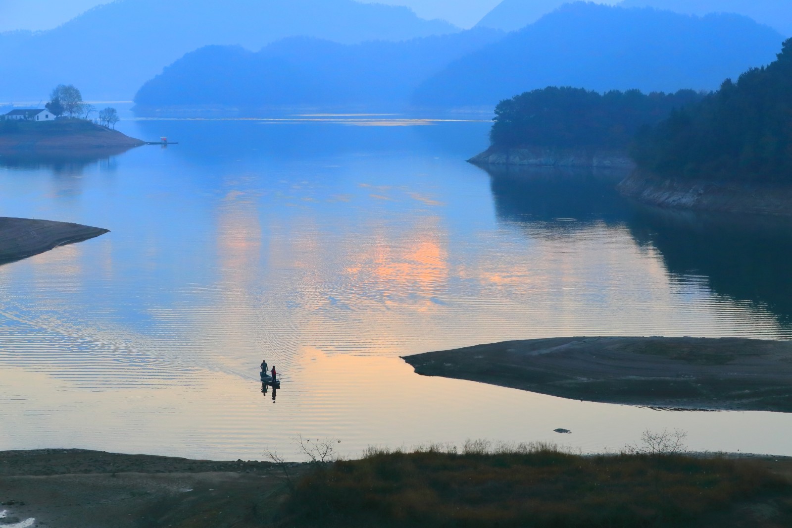 《艳映通济湖》.jpg