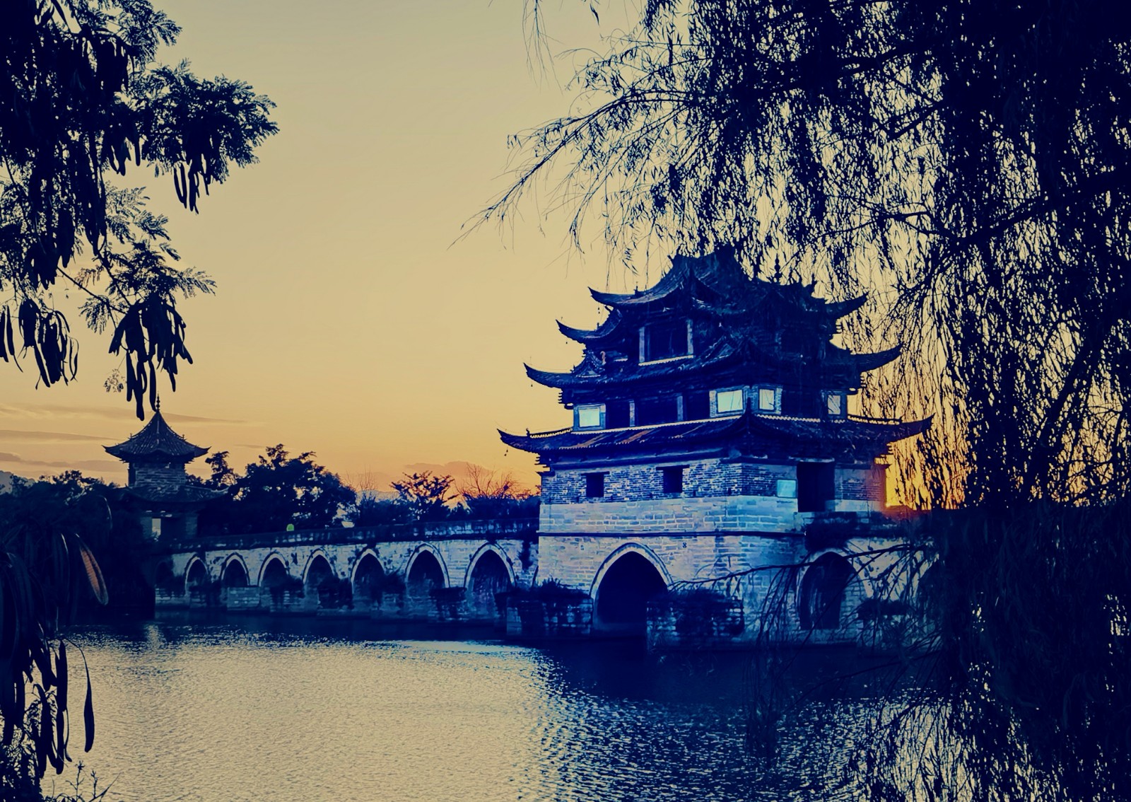 《夜幕下的建水双龙桥》.jpg
