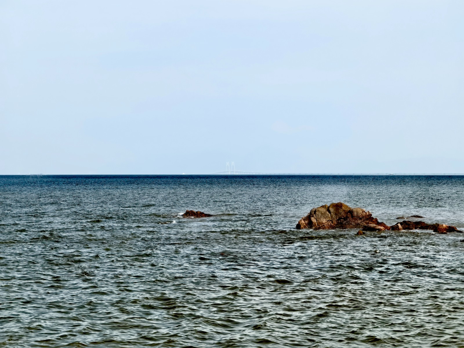 隔海而望港珠澳大桥.jpg