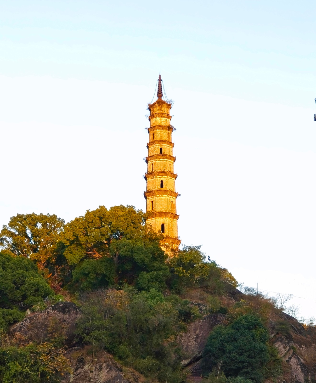 金色的厦河塔.jpg